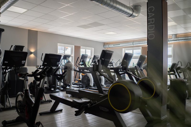 Cardiobereich mit Laufbändern, Crosstrainern und Rudergerät im Fit-Inn Heldenbergen