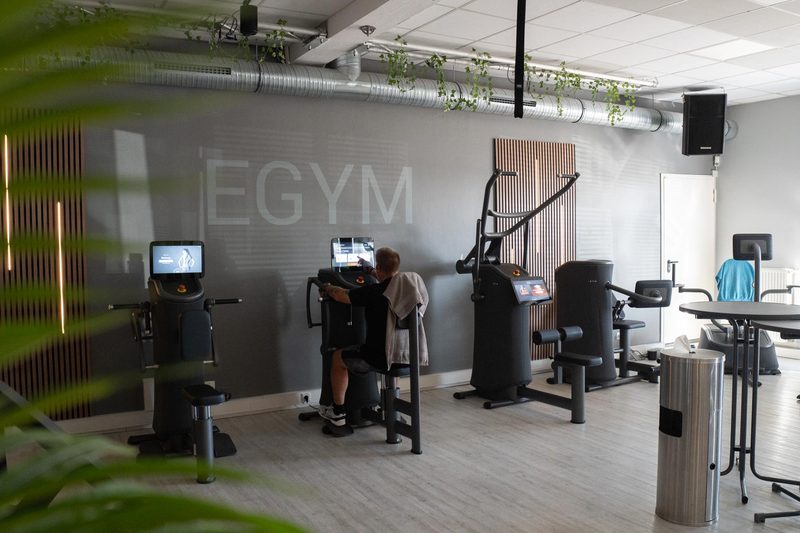 Mitglied beim Training im EGYM-Bereich des Fit-Inn Heldenbergen