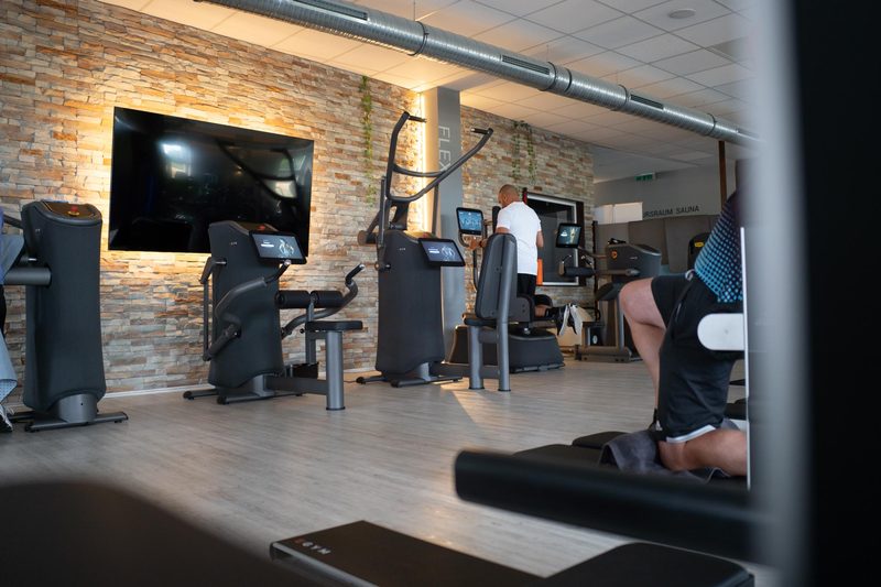 EGYM Flex Zirkel mit Bildschirm vor Natursteinwand im Fit-Inn Heldenbergen