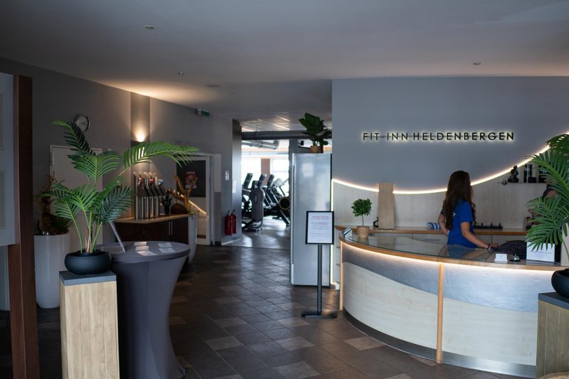 Mitarbeiterin am Empfang des Fit-Inn Heldenbergen in Nidderau
