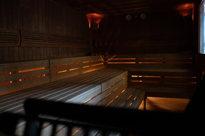 Finnische Sauna mit Holzbänken im Fit-Inn Heldenbergen Nidderau