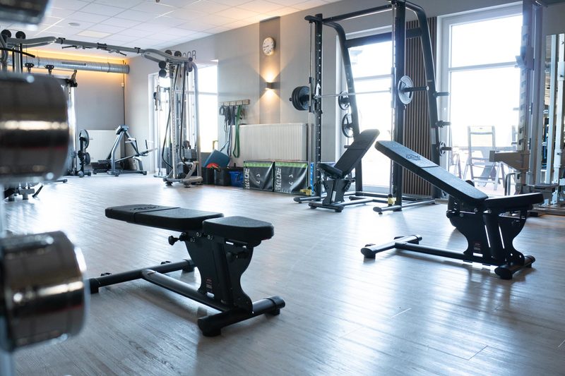 Freihantelbereich mit Trainingsbänken und Racks im Fit-Inn Heldenbergen