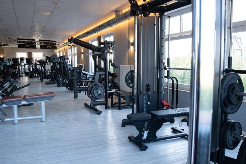 Reihe von Kraftgeräten an der Fensterfront im Fit-Inn Heldenbergen