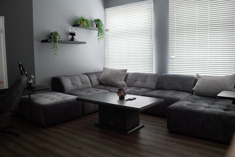 Loungebereich mit Sofa und Sitzecke im Fit-Inn Heldenbergen