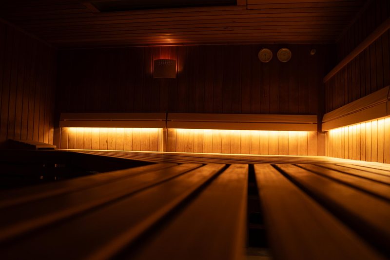 Beleuchteter Saunainnenraum im Wellnessbereich des Fit-Inn Heldenbergen