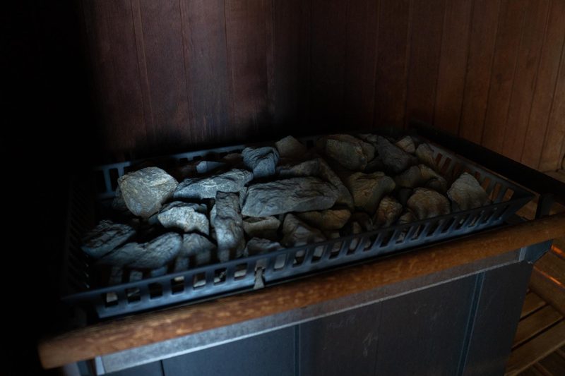 Saunaofen mit Saunasteinen im Wellnessbereich des Fit-Inn Heldenbergen