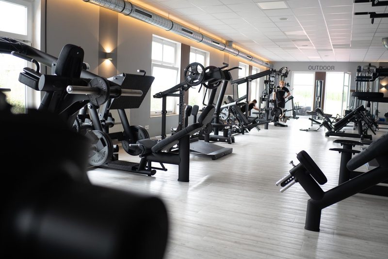 Trainingsfläche mit Freihanteln und Blick zur Outdoor Area im Fit-Inn Heldenbergen