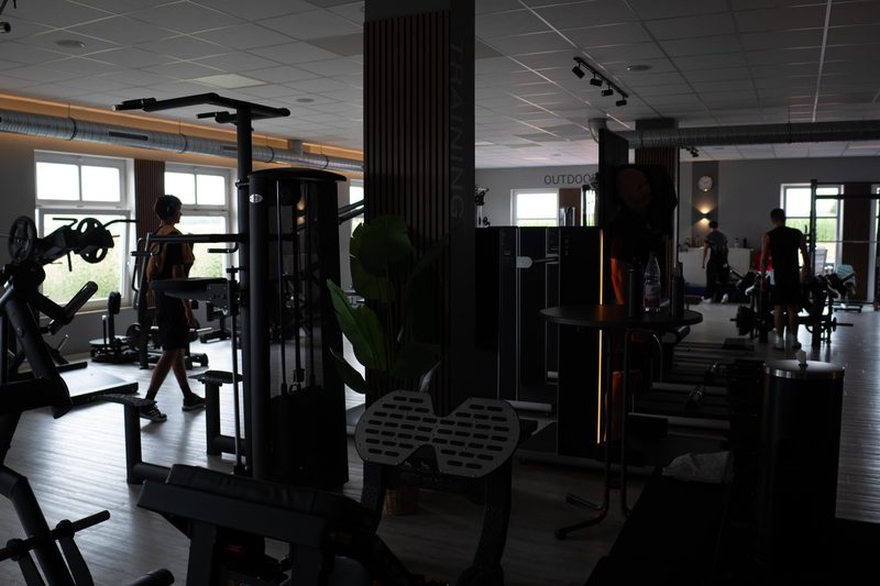 Trainingsfläche mit Kabelzügen und Kraftgeräten im Fit-Inn Heldenbergen