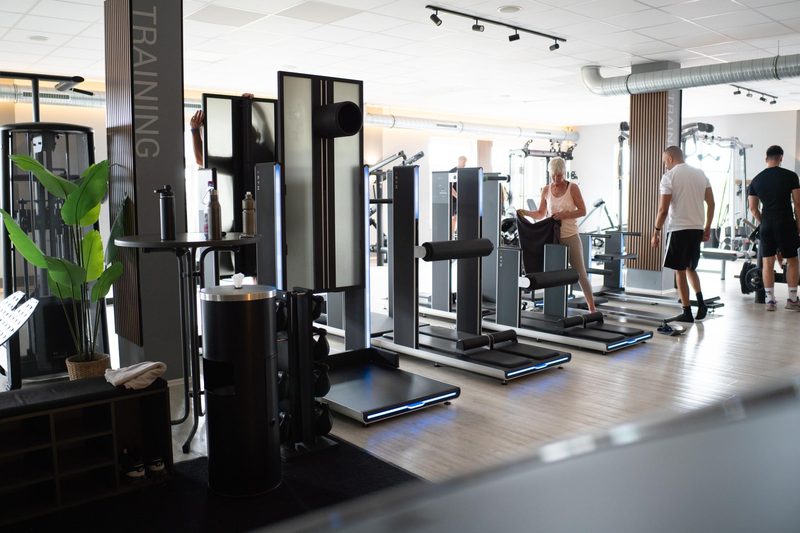 Mitglieder beim Training auf der Trainingsfläche im Fit-Inn Heldenbergen