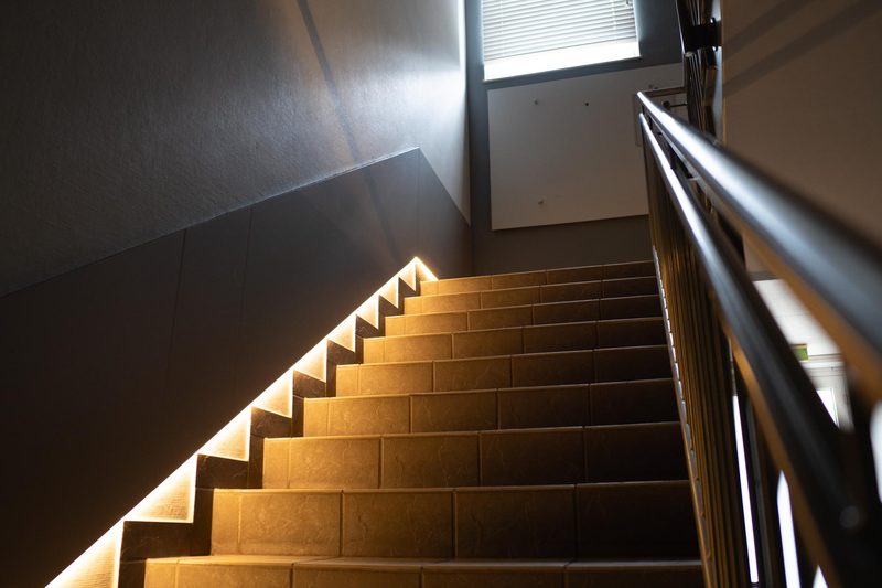 Treppenaufgang mit indirekter LED-Beleuchtung im Fit-Inn Heldenbergen