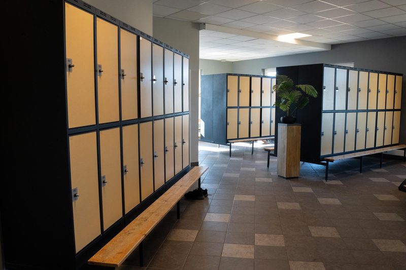 Umkleidebereich mit Spinden und Sitzbank im Fit-Inn Heldenbergen