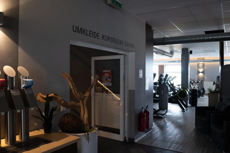 Wegweiser zu Umkleide, Kursraum und Sauna im Fit-Inn Heldenbergen